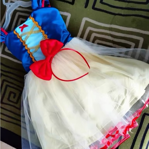 Snow White Dress multiple sizes - Picture 9 of 13